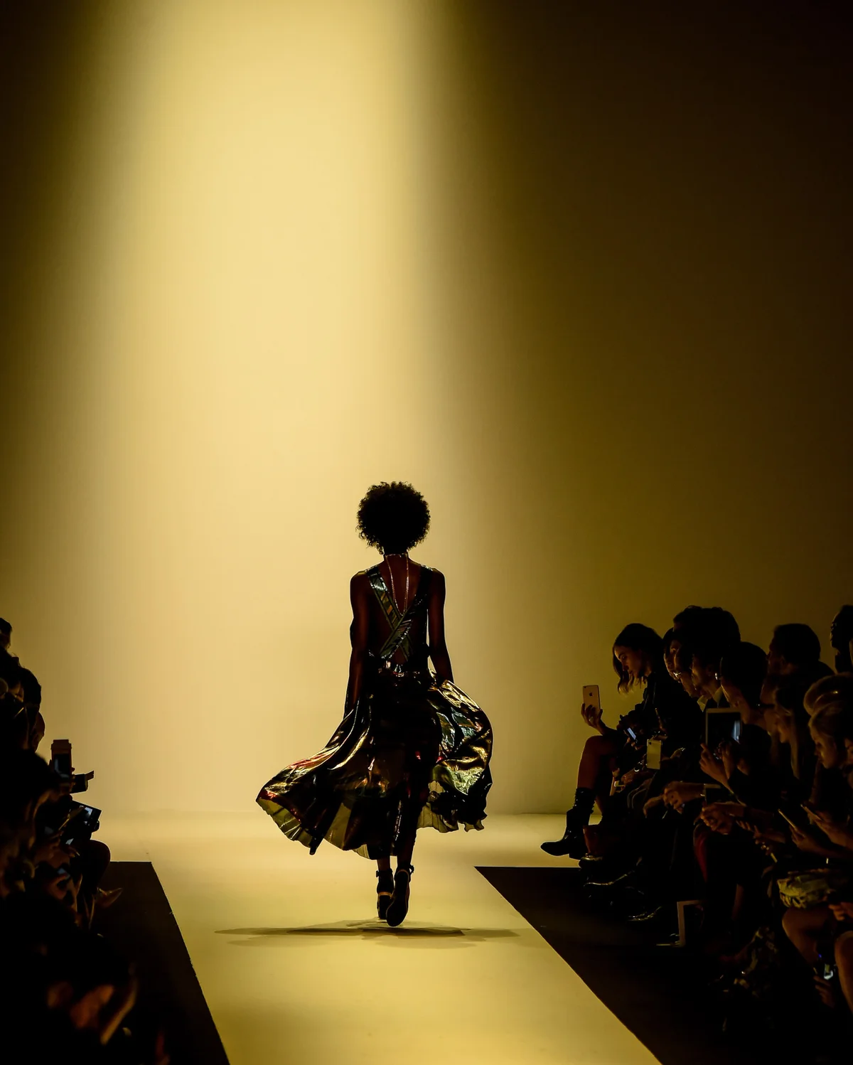Runway Photography: from Catwalk to Global Media