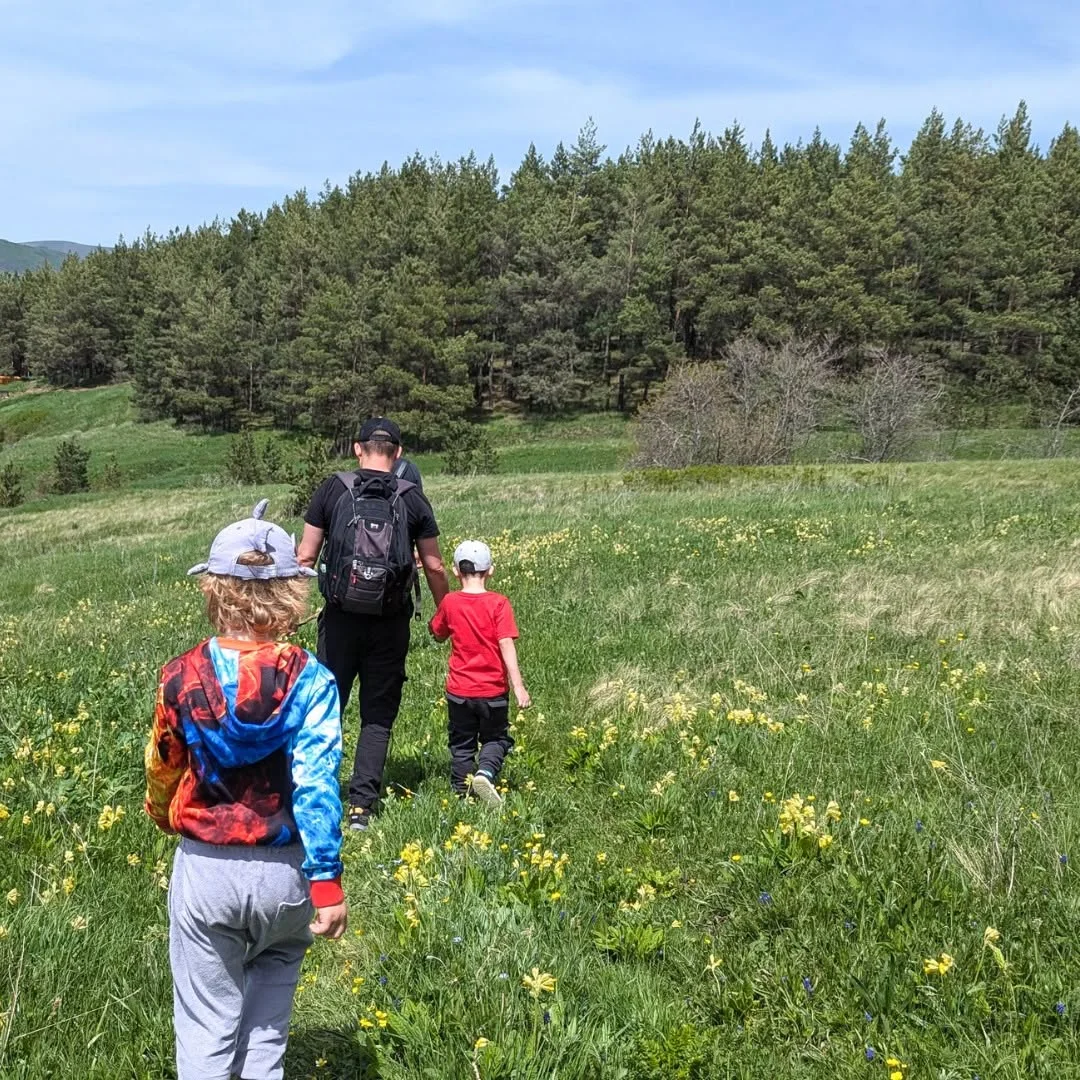 Kids hike to Aparan reservoir