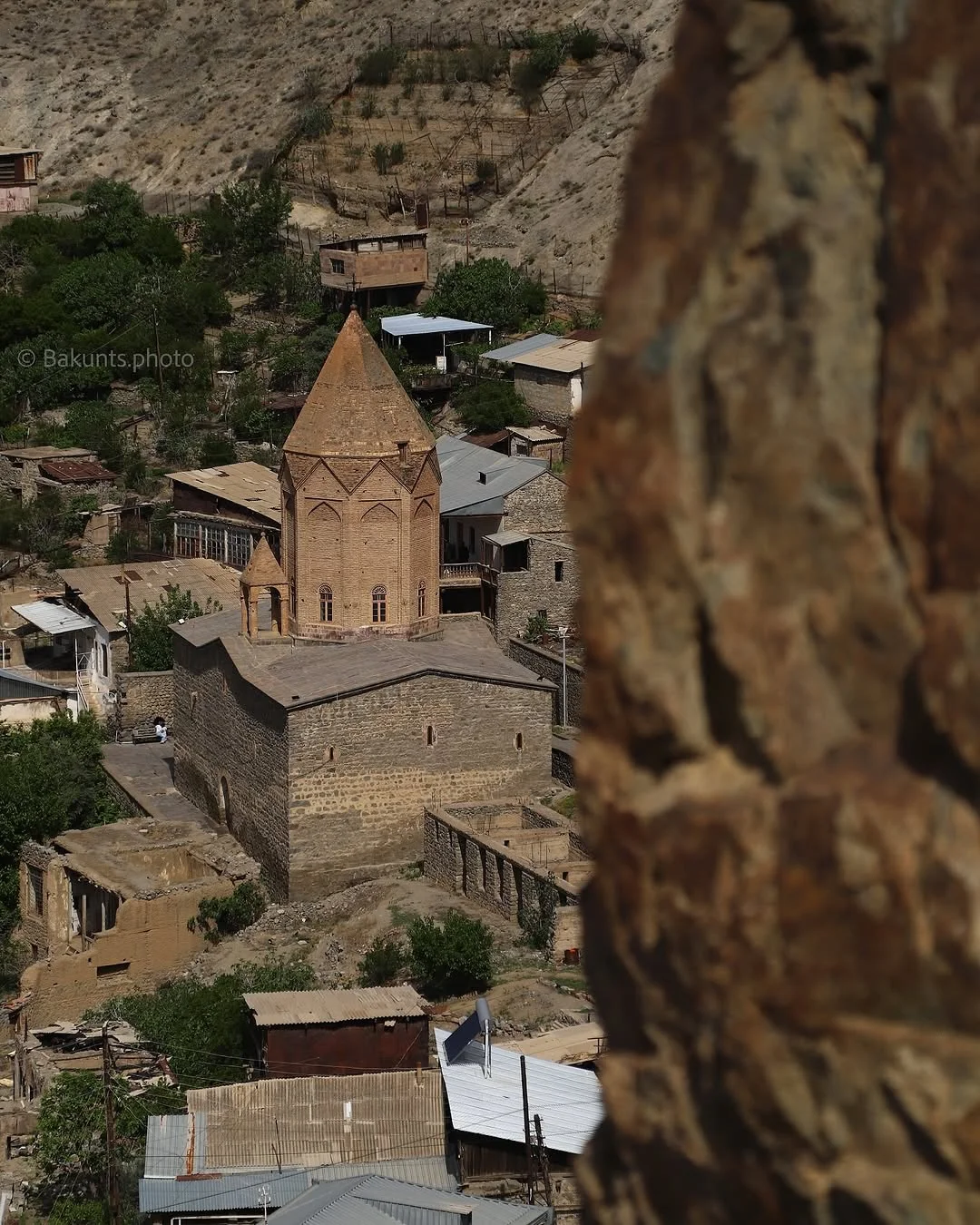 Tsakqari Lake and walking tour in Meghri
