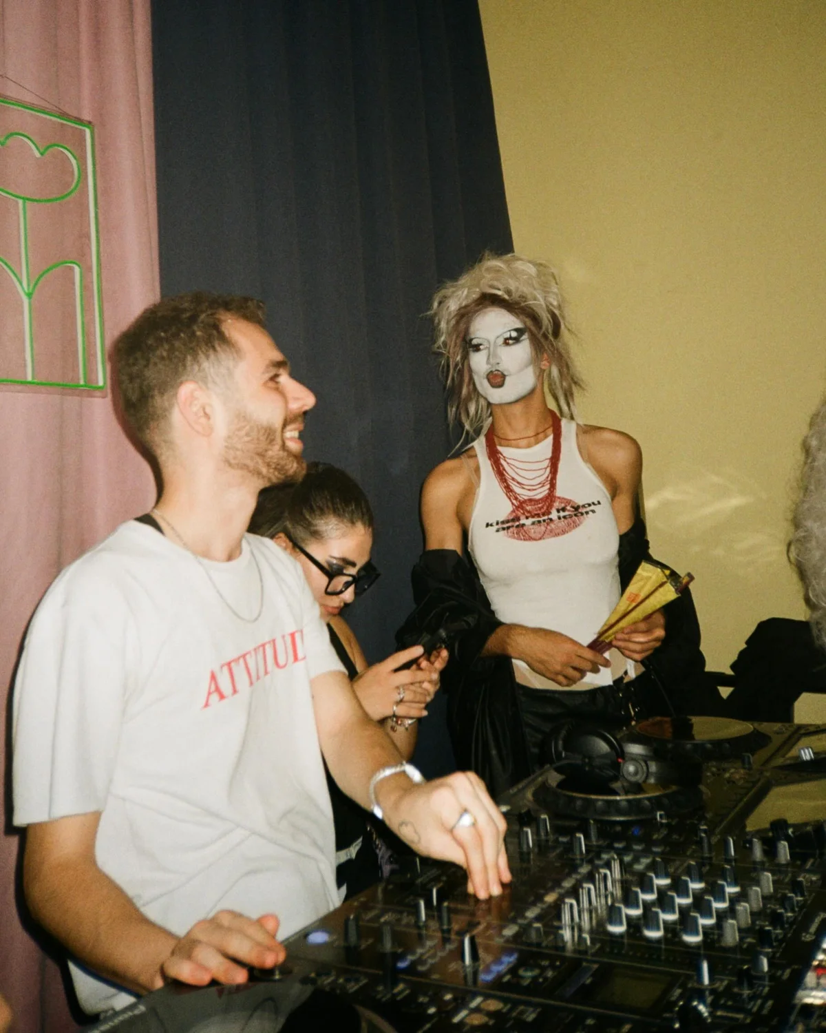 Հելոուին. Vux & House of G